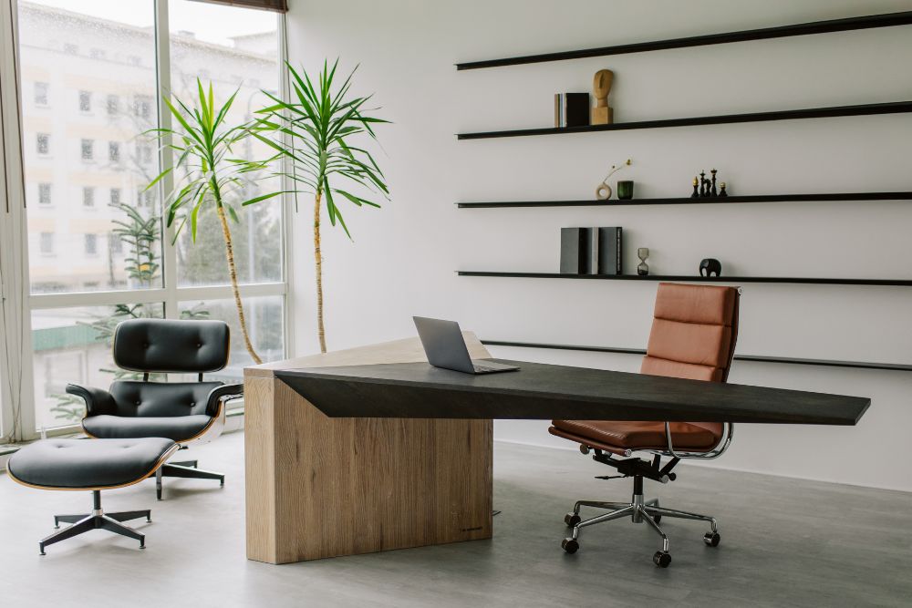 כסא מנהלים במשרד מודרני