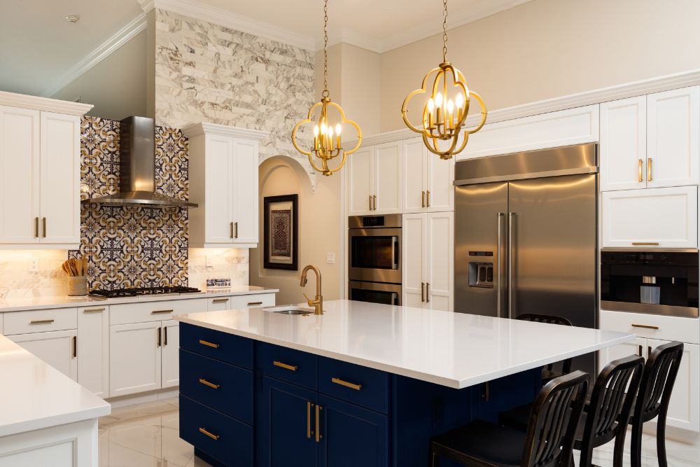 מטבח יוקרתי בגווני לבן כחול וזהב