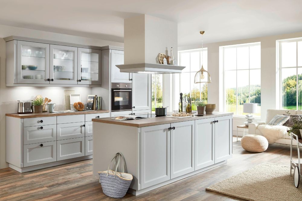 מטבח מעוצב בגווני לבן ועץ טבעי