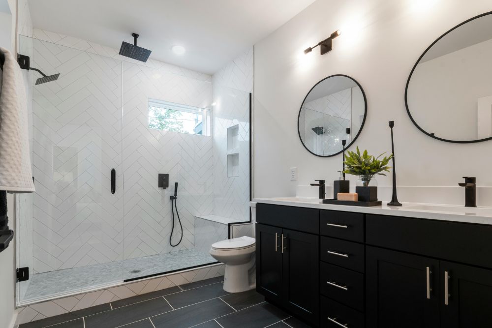 חדר אמבטיה מודרני עם מקלחון