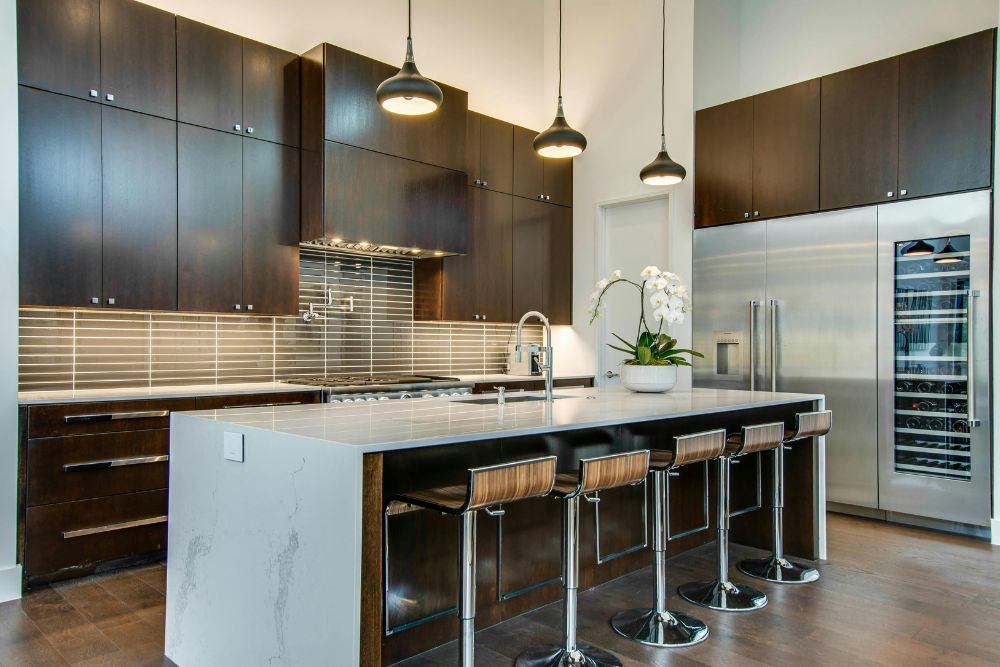 מטבח מודרני מעץ עם אי