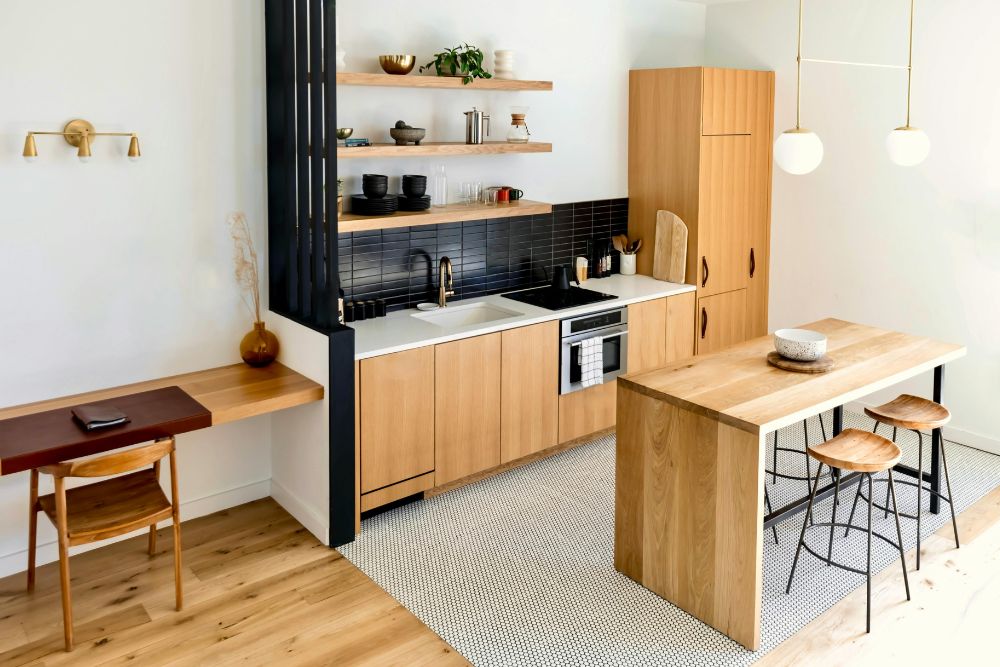 מטבח קטן בצבעי עץ טבעי ושחור