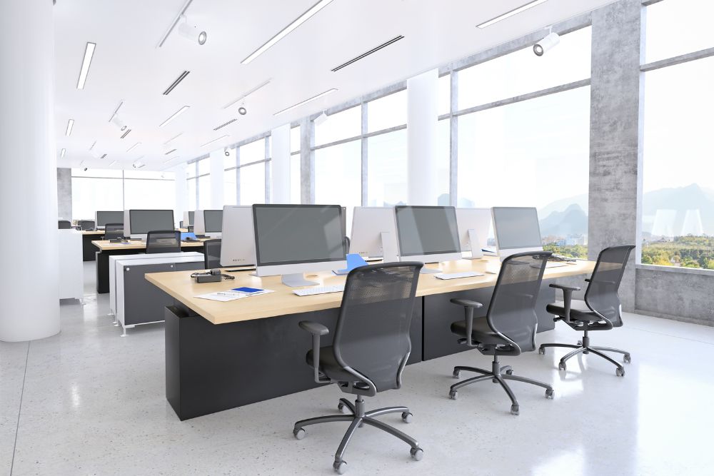 משרד עם כסאות ושולחנות