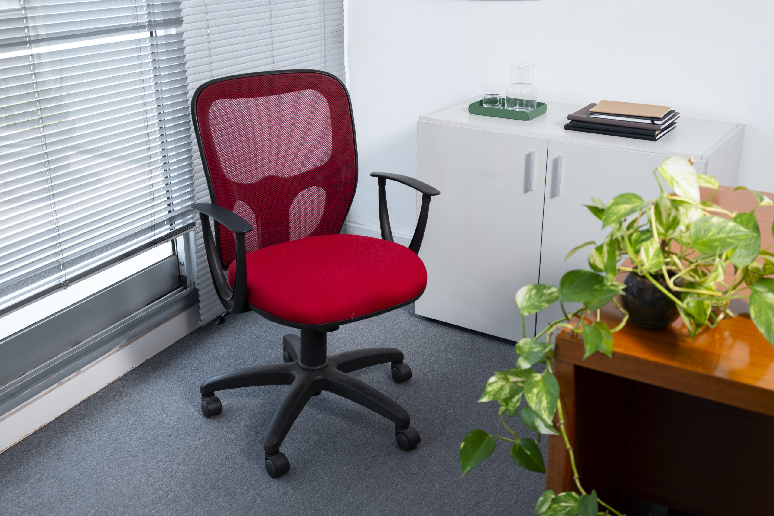 כסא משרד בצבע אדום