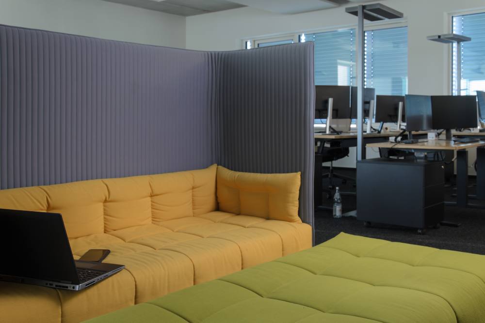 ריהוט משרדי שמייצר הפרדה בין עבודה למנוחה