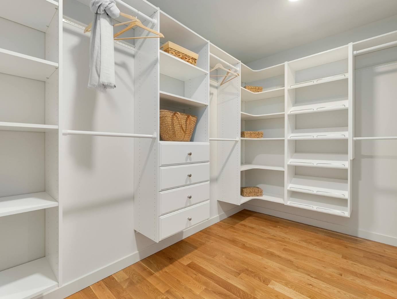 ארון בגדים לבן